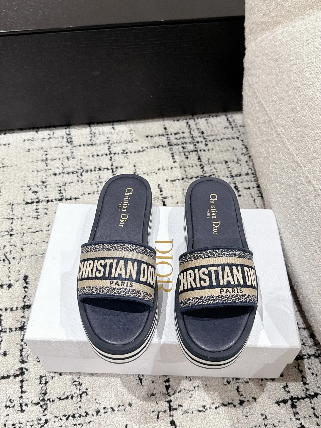 👟👟Ex-factory price 440👟👟 DIOR Dway fabric embroidered logo open toe 7cm thick sole one-word strap slippers CD letter logo three-dimensional embroidery thick bottom round toe open toe slippers The original development of the top version on the market, soft and delicate foot feel, extremely comfortable.  ✔️Upper: imported electro-embroidered cotton technical fabric ✔️Inner lining: water-dyed cowhide foot pad lining ✔️Outsole: original combination outsole ✔️Sole thickness: 7cm ✔️Size: #35-41 (40.41. Customized, non-refundable and non-exchangeable)